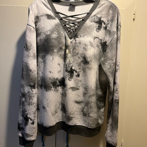 Nice warm Simi sweat shirt. Black and white.very comfortable. Size M. - Picture 2 of 4